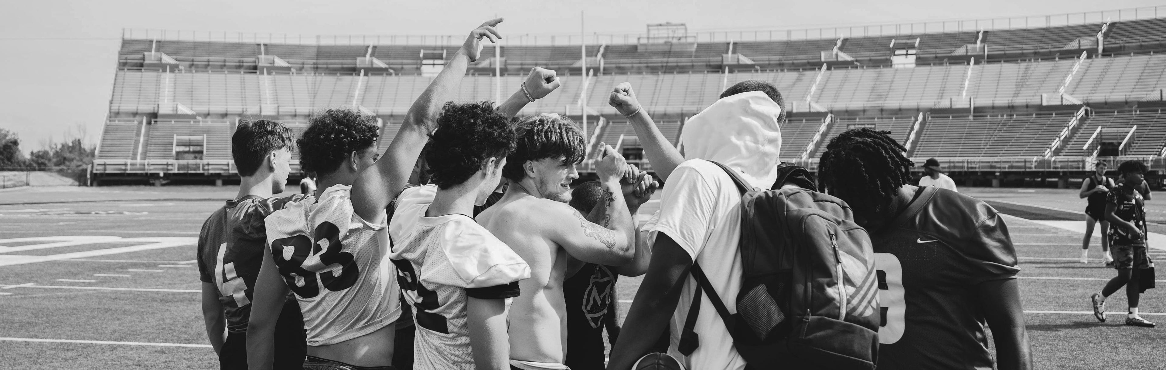 Équipe de football universitaire qui célèbre une victoire